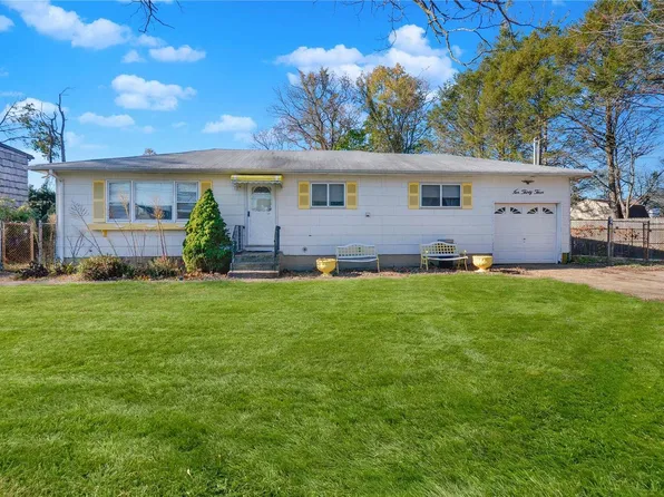 1033 Carlls Straight Path, Dix Hills, NY 11746