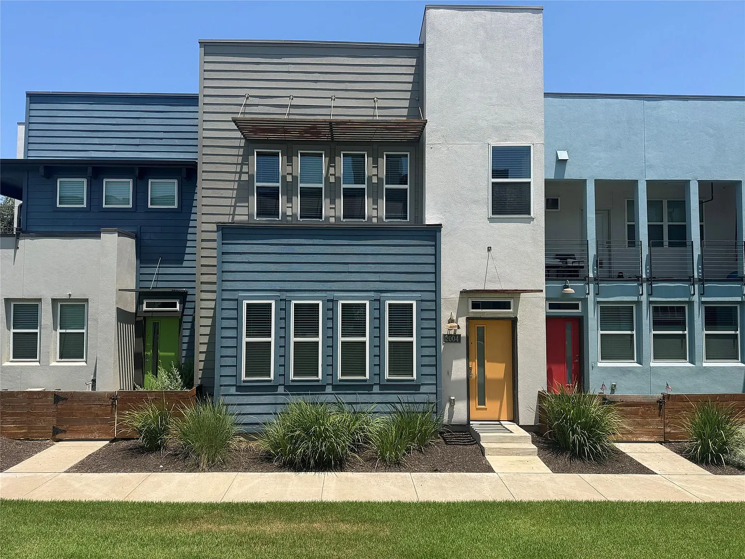 2 bed, 2.5 bath, 1325 sqft, $2,190 — Photo 2