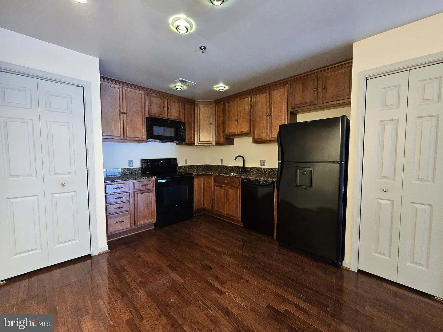 3 bed, 955 sqft, $2,300 — Photo 3