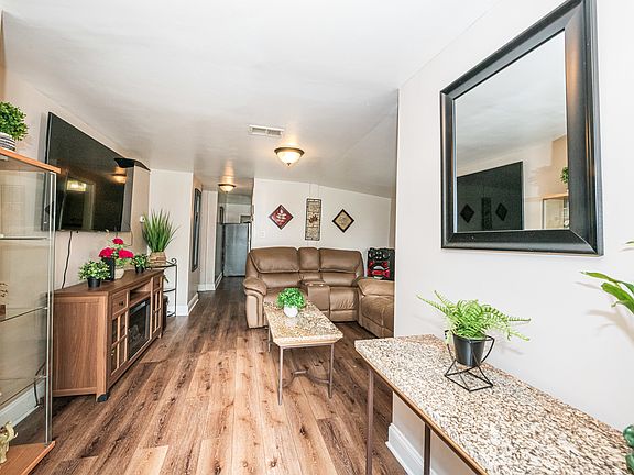 5th image of 2121 Louis St