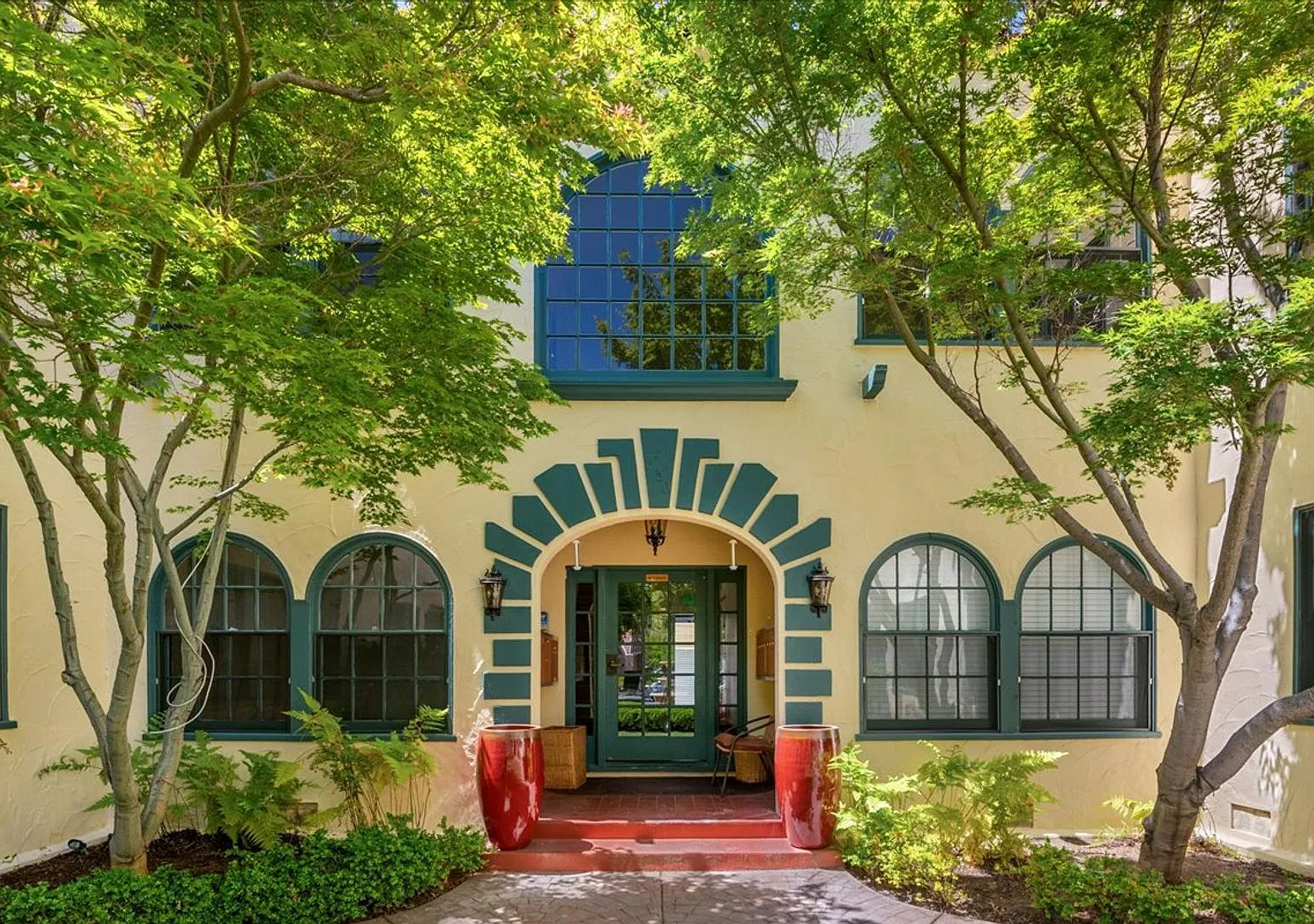 530 Webster St — Photo 2