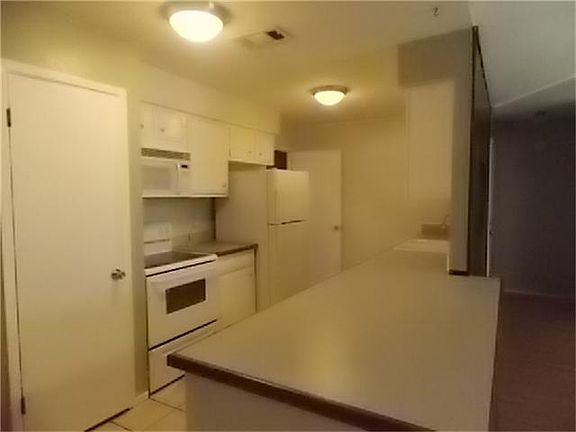 KITCHEN WITH ELECTRIC RANGE LARGE SERVING /BREAKFAST BAR