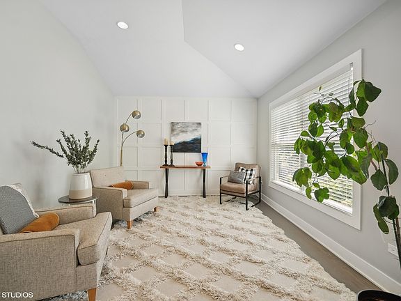 4th image of 575 Earl Dr