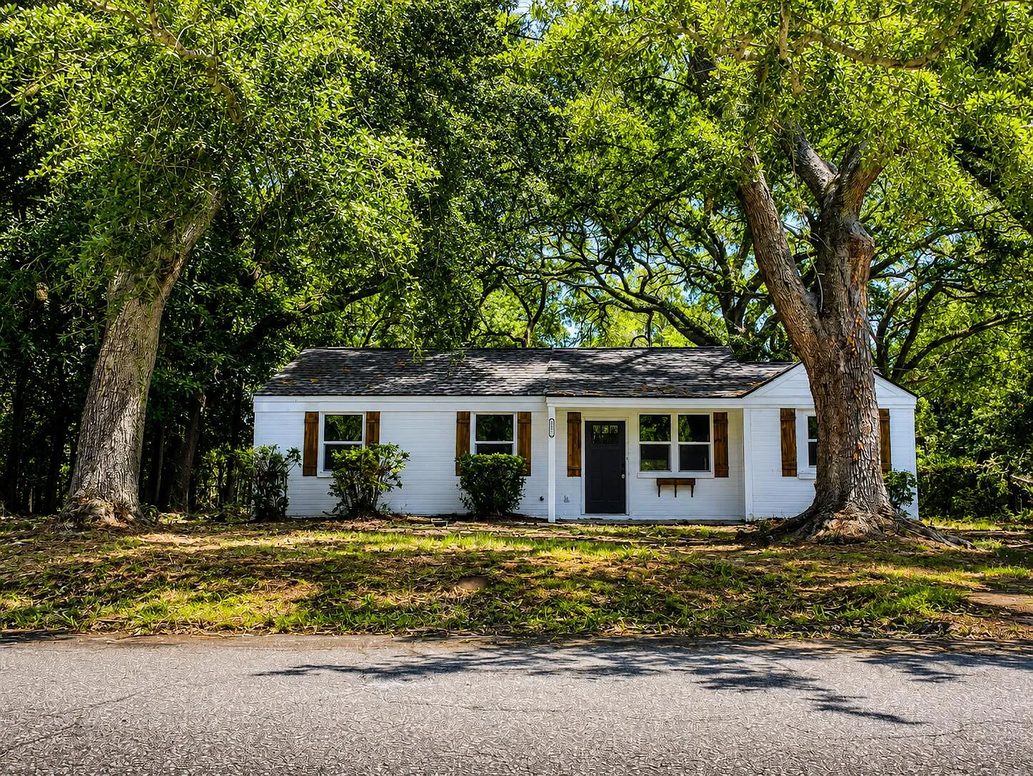 3 bed, 1.0 bath, 1248 sqft, $4,450 — Photo 2