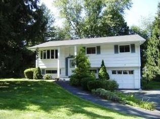 955 Stark Ln, Valley Cottage, NY 10989