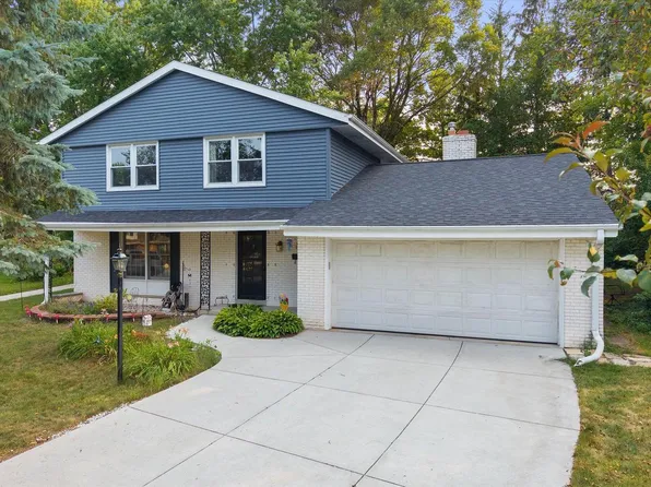 W53N849 Castle COURT, Cedarburg, WI 53012