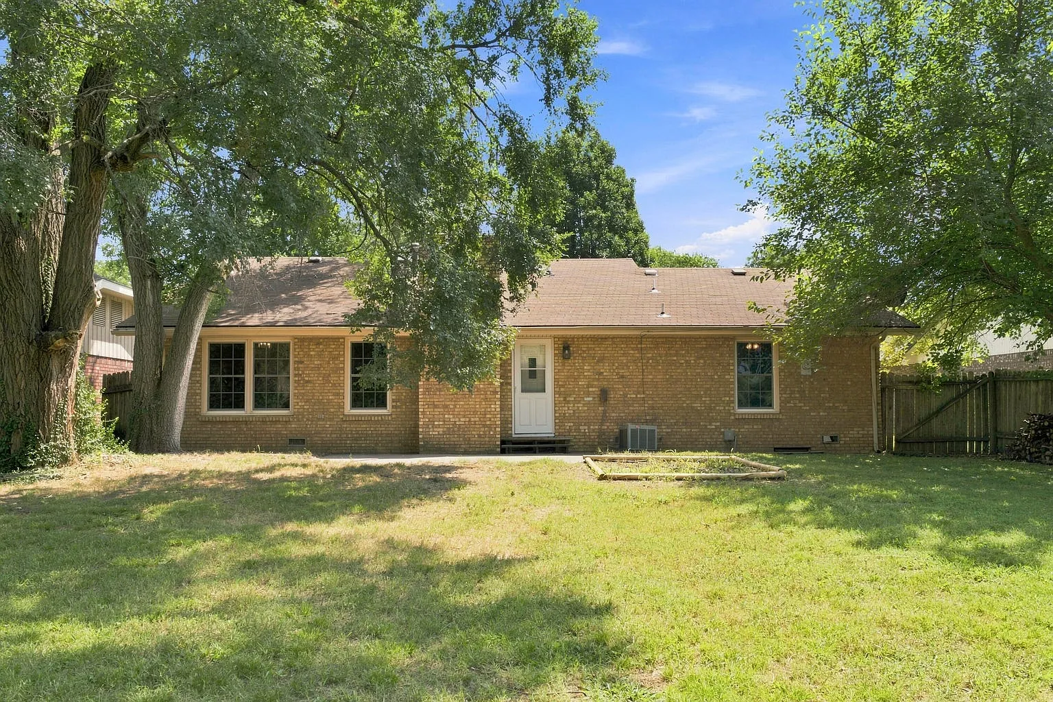 3 bed, 1290 sqft, $1,400 — Photo 2