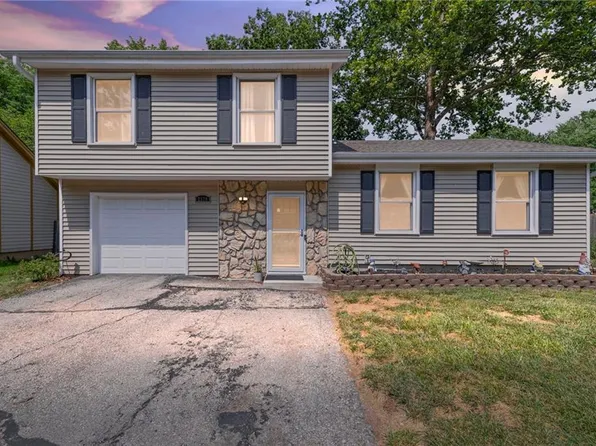 2128 E Arrowhead Cir, Olathe, KS 66062