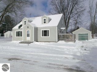 110 Ferris St, Houghton Lake, MI 48629