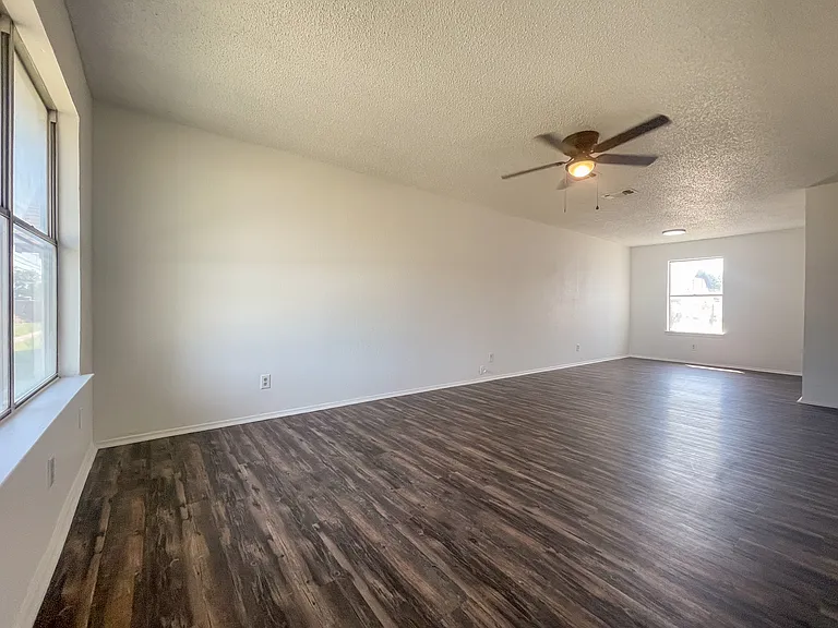 433 W Panther Way — Photo 4