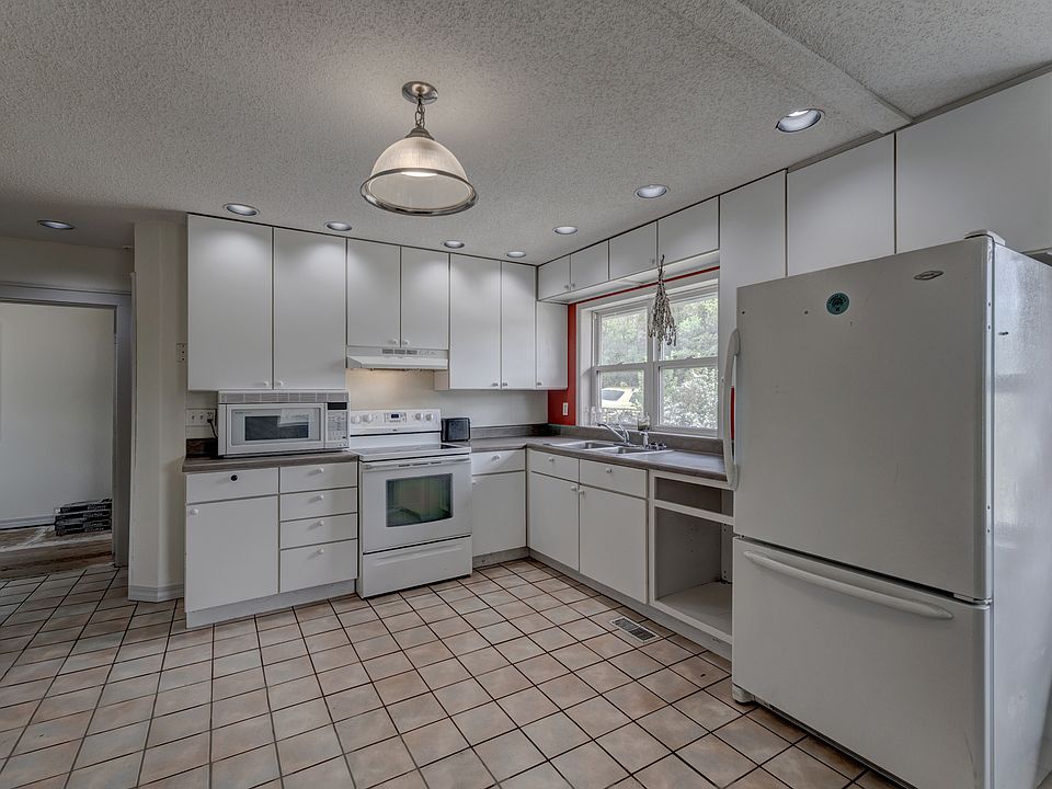 1st image of 820 4th St