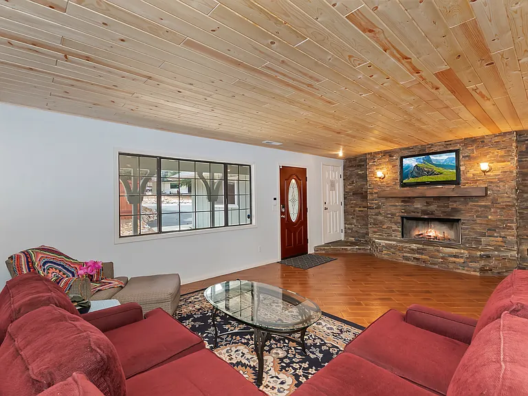 344 Montclair Dr — Photo 2