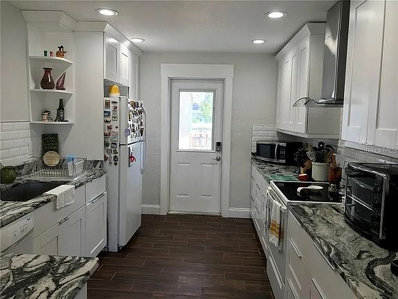 4th image of 605 45th Ave N