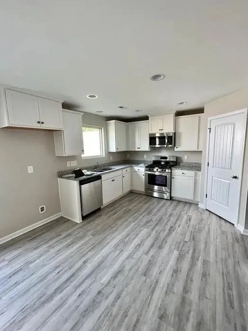 Room in 4 Bedroom Home at Slippery Elm Dr — Photo 3