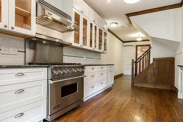 Rented by Dixon Advisory USA Inc. | media 125