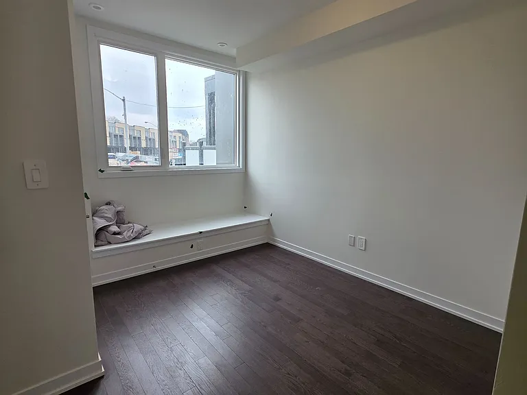 28 Green Gardens Blvd — Photo 3
