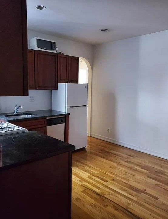 1st image of 208 E 7th St APT 9