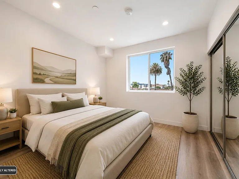 667 N Wilton Pl — Photo 19
