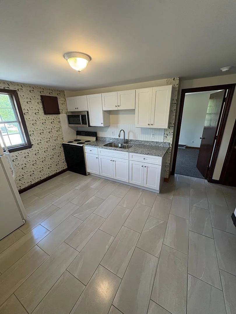 1 bed less than a mile from the computer rail! — Photo 1