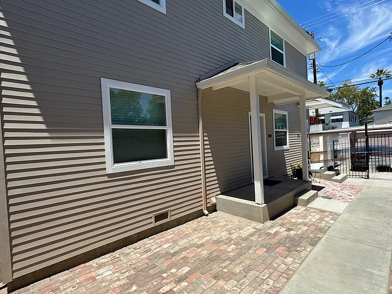 2212 Opera Aly — Photo 3