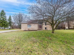 2411 Briar Creek Ln, Burton, MI 48509