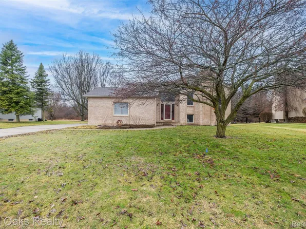 2411 Briar Creek Ln, Burton, MI 48509