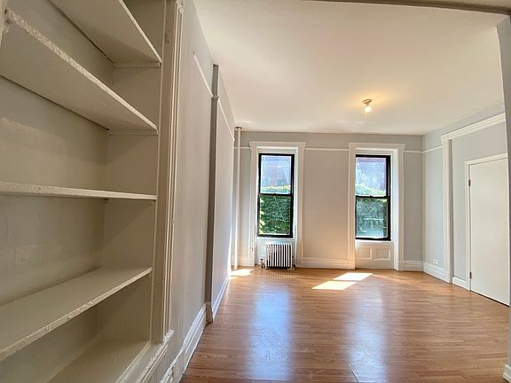 3rd image of 534 W 47th St APT 2R
