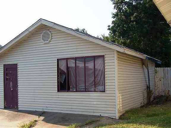 3rd image of 1103 S Poplar St