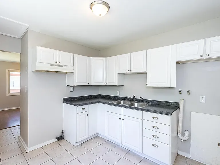 2028 E Clay St — Photo 6