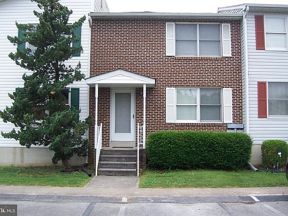 2nd image of 32 Waldeck Ct