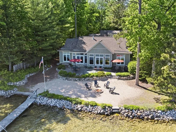 2704 Crescent Shores Dr, Traverse City, MI 49685