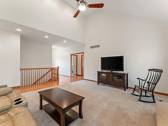 5th image of 256 Pineview Ln