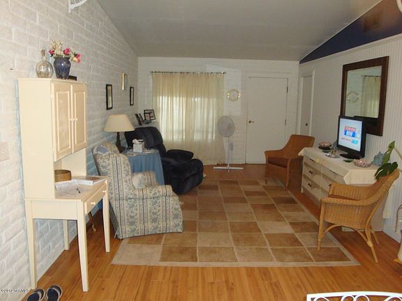 5th image of 204 E Avenue H