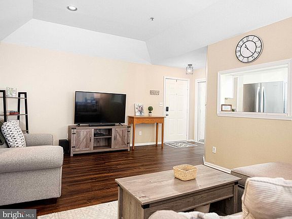 4th image of 298 Canterbury Rd APT M