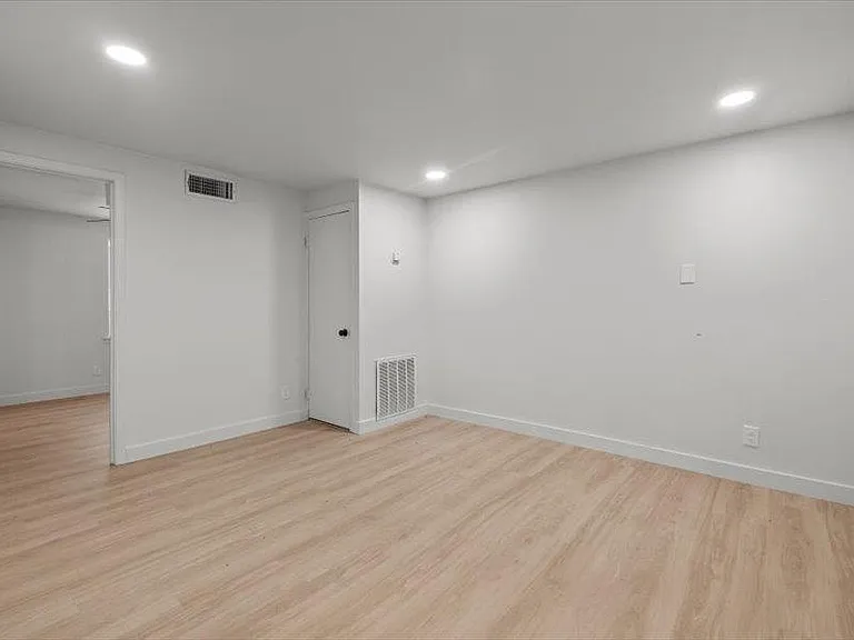 525 W Houston St #525 — Photo 7
