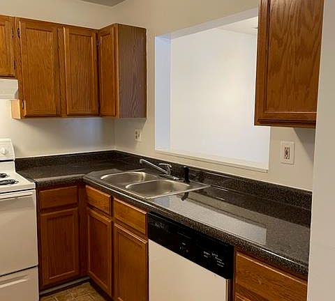 5th image of 711 Knightsbridge Dr