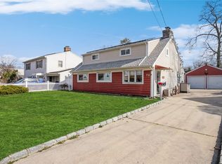 72 N Emerson Ave, Copiague, NY 11726