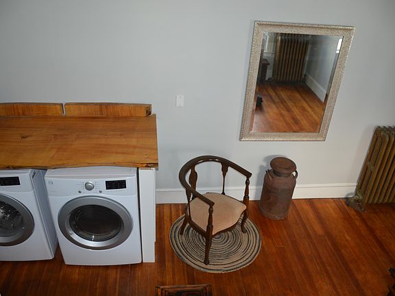 Foyer/mudroom/laundry