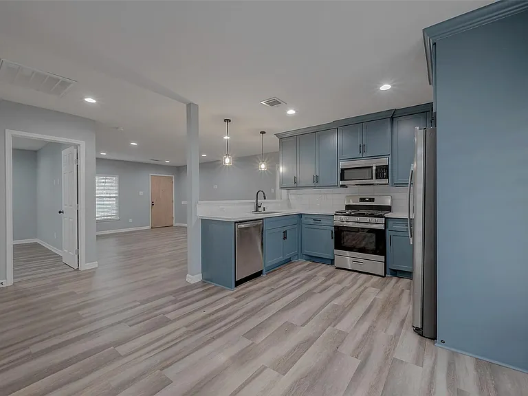 6322 Victoria St — Photo 9