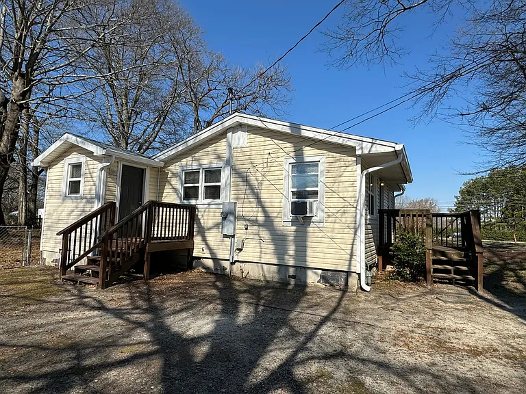 106 Holland St — Photo 2