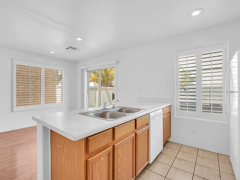2446 El Valle St — Photo 7
