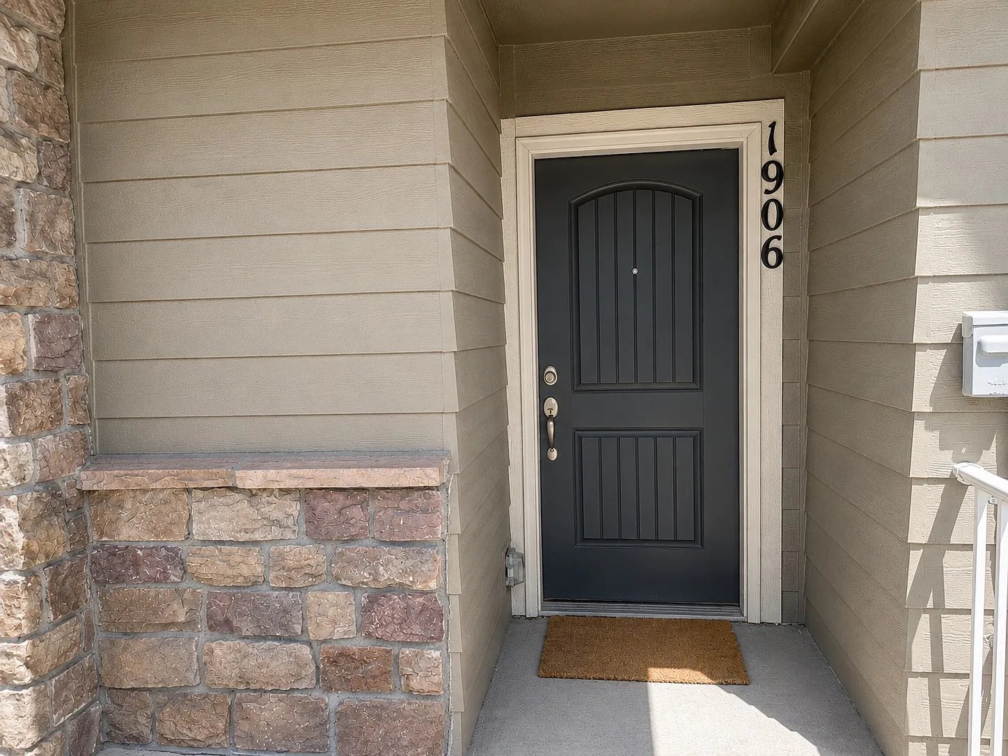 3 bed, 2.5 bath, 1692 sqft, $2,100 — Photo 2