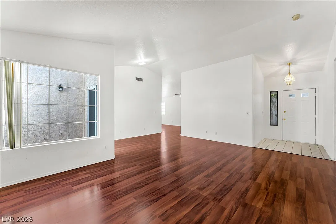3 bed, 2.0 bath, 1493 sqft, $1,900 — Photo 3