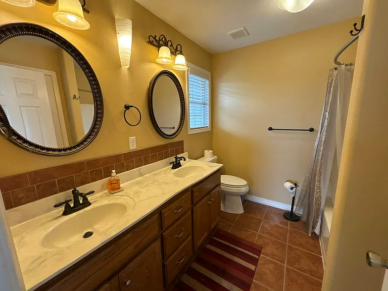 812 E Spring Dr — Photo 8