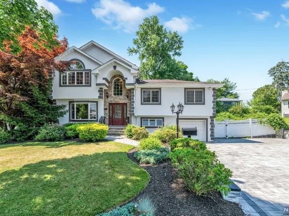 222 Standish Rd, Paramus, NJ 07652