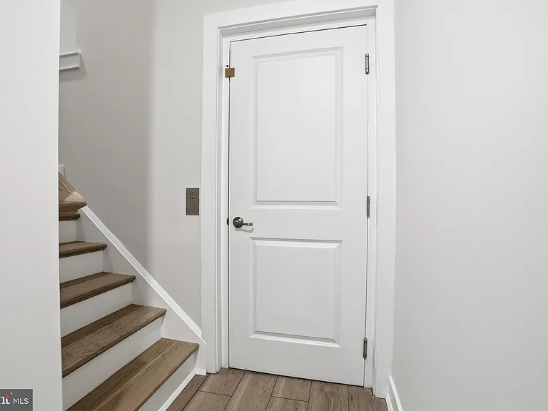 114 King St #B — Photo 4