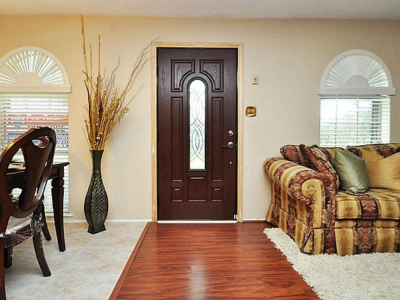 UPDATED UNIT.TILE AND LAMINATE FLOORING