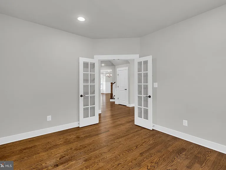 2233 N Underwood St — Photo 22