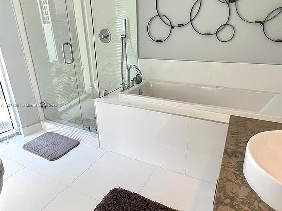 5th image of 495 Brickell Ave #121