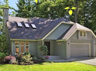 10109 NE Knight Rd, Bainbridge Island, WA 98110